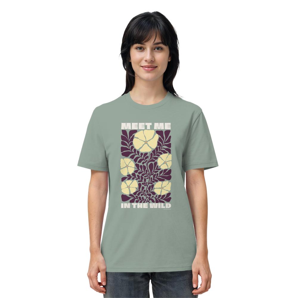 Frau trägt Wildnis Shirt Unisex in Aloe mit Meet Me in the Wild Print
