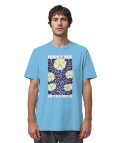 Mann trägt Wildnis Shirt Unisex in Aquamarinblau mit Meet Me in the Wild Motiv
