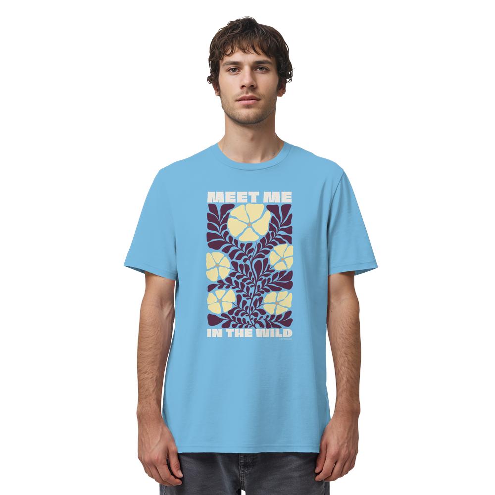 Mann trägt Wildnis Shirt Unisex in Aquamarinblau mit Meet Me in the Wild Motiv