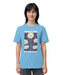 Frau trägt Wildnis Shirt Unisex in Aquamarinblau mit Meet Me in the Wild Print