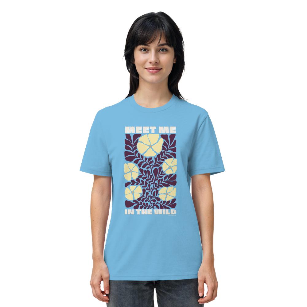Frau trägt Wildnis Shirt Unisex in Aquamarinblau mit Meet Me in the Wild Print