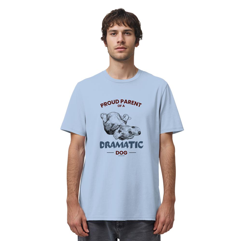 Hellblaues Dramatic Dog Hunde Shirt als Herren Tragebild