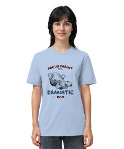 Hellblaues Dramatic Dog Unisex Shirt als Damen Tragebild