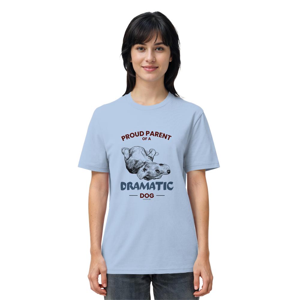 Hellblaues Dramatic Dog Unisex Shirt als Damen Tragebild