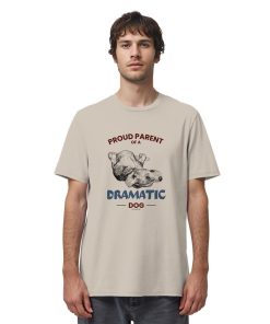 Sandfarbenes Dramatic Dog Hunde Shirt als Herren Tragebild