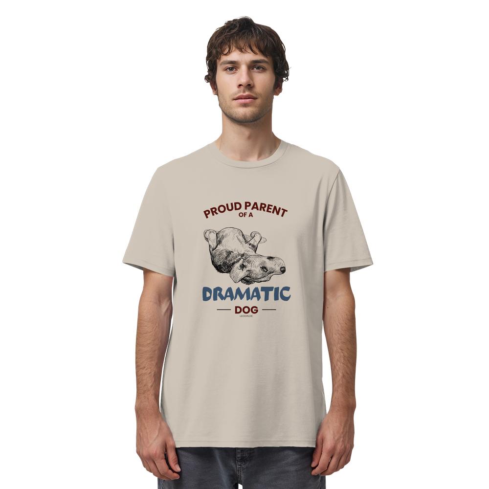 Sandfarbenes Dramatic Dog Hunde Shirt als Herren Tragebild