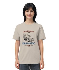 Sandfarbenes Dramatic Dog Unisex Shirt als Damen Tragebild
