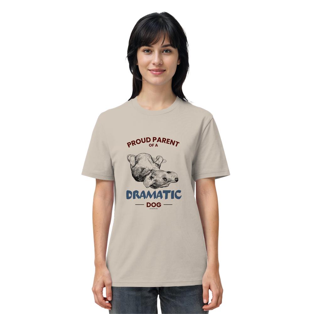 Sandfarbenes Dramatic Dog Unisex Shirt als Damen Tragebild
