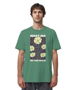 Mann trägt Wildnis Shirt Unisex in Grün mit Meet Me in the Wild Motiv