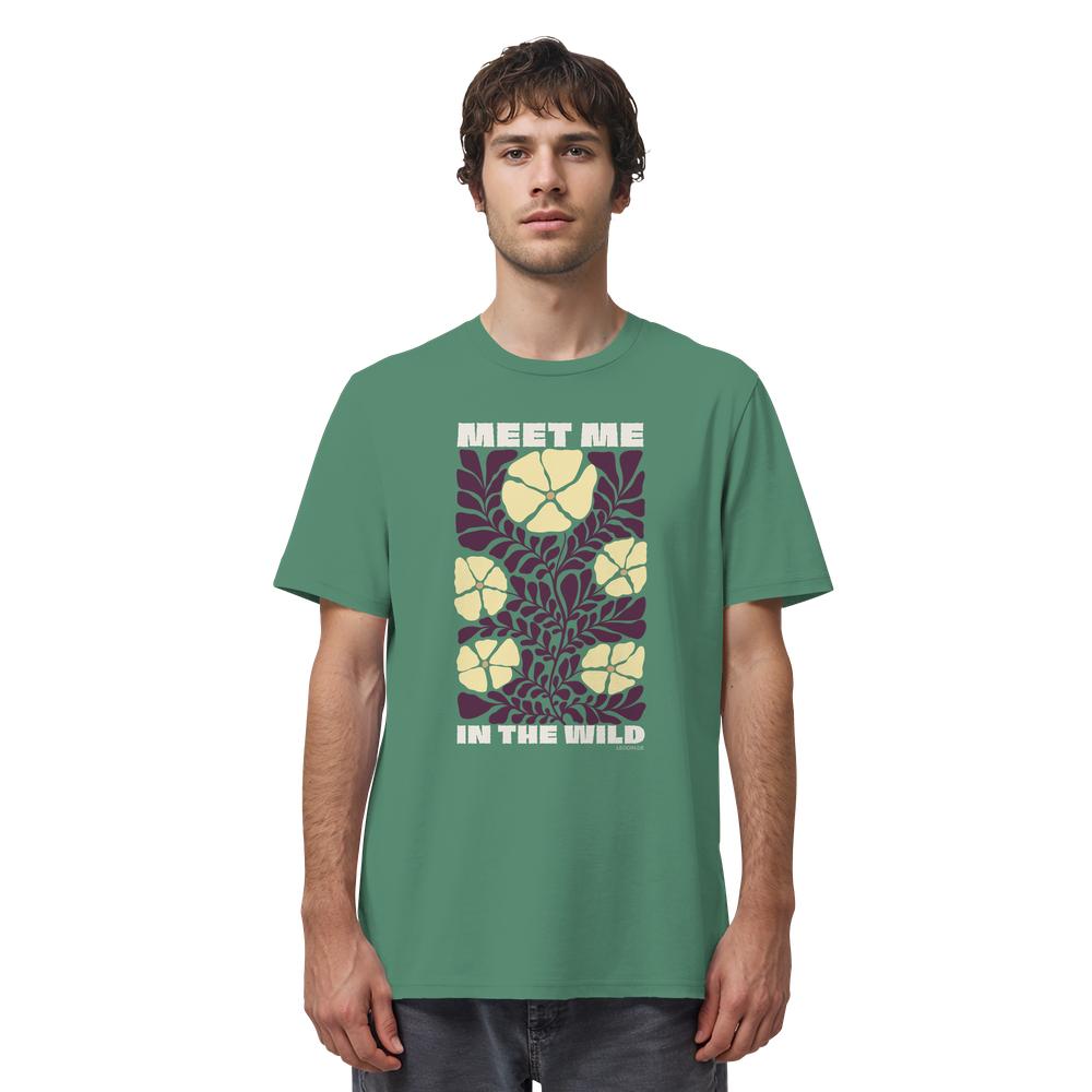 Mann trägt Wildnis Shirt Unisex in Grün mit Meet Me in the Wild Motiv