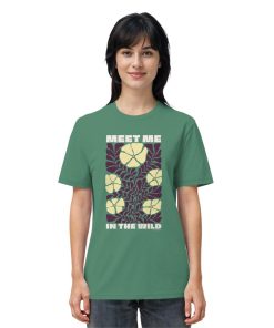 Frau trägt Wildnis Shirt Unisex in Grün mit Meet Me in the Wild Print