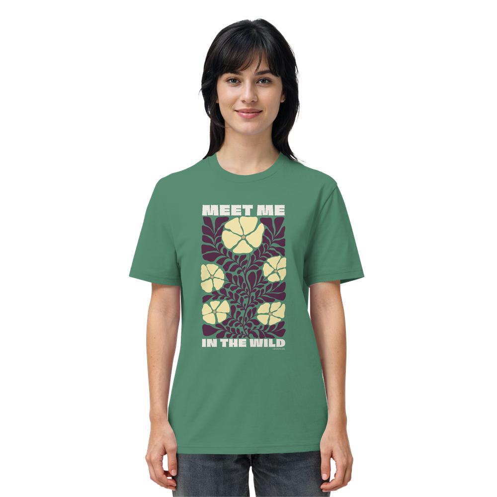 Frau trägt Wildnis Shirt Unisex in Grün mit Meet Me in the Wild Print