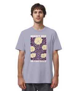 Mann trägt Wildnis Shirt Unisex in Lavender mit Meet Me in the Wild Motiv