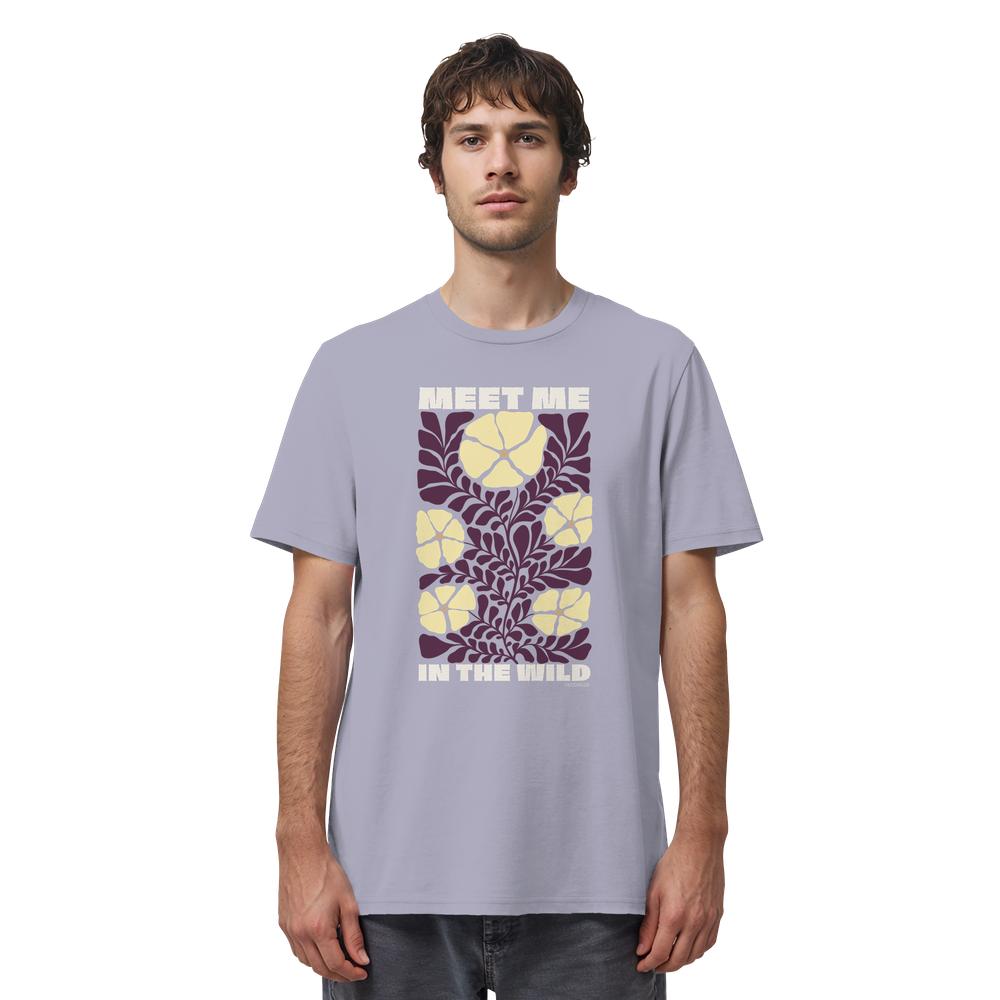 Mann trägt Wildnis Shirt Unisex in Lavender mit Meet Me in the Wild Motiv