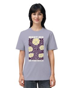 Frau trägt Wildnis Shirt Unisex in Lila mit Meet Me in the Wild Print