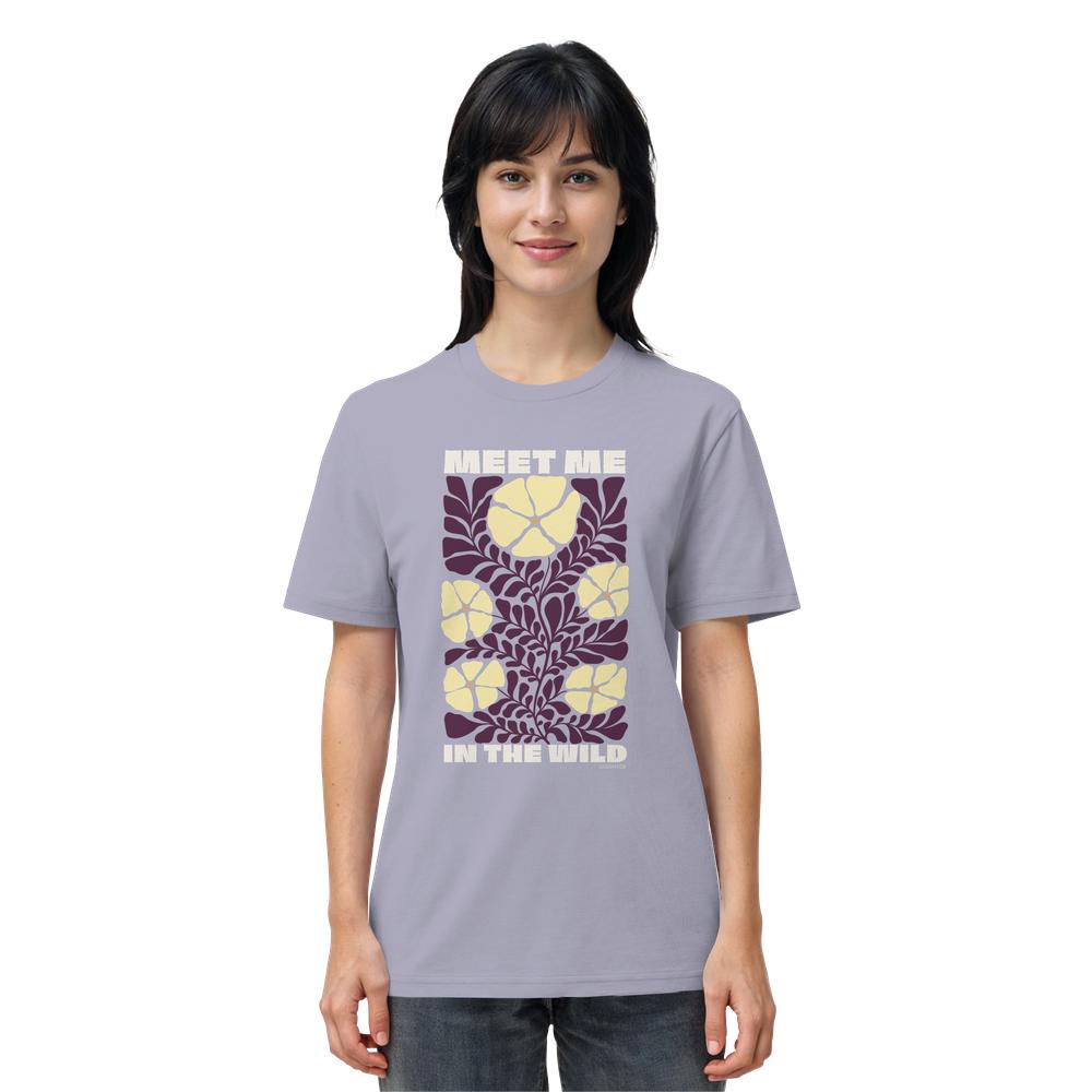 Frau trägt Wildnis Shirt Unisex in Lila mit Meet Me in the Wild Print