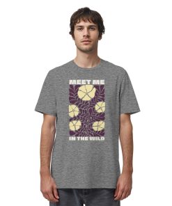 Mann trägt Wildnis Shirt Unisex in grau meliert mit Meet Me in the Wild Motiv