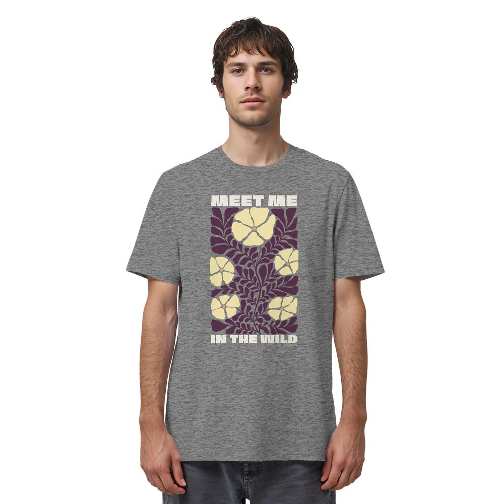Mann trägt Wildnis Shirt Unisex in grau meliert mit Meet Me in the Wild Motiv