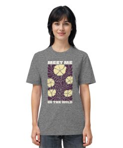 Frau trägt Wildnis Shirt Unisex in Grau meliert mit Meet Me in the Wild Print