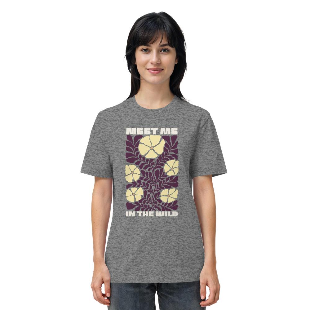 Frau trägt Wildnis Shirt Unisex in Grau meliert mit Meet Me in the Wild Print