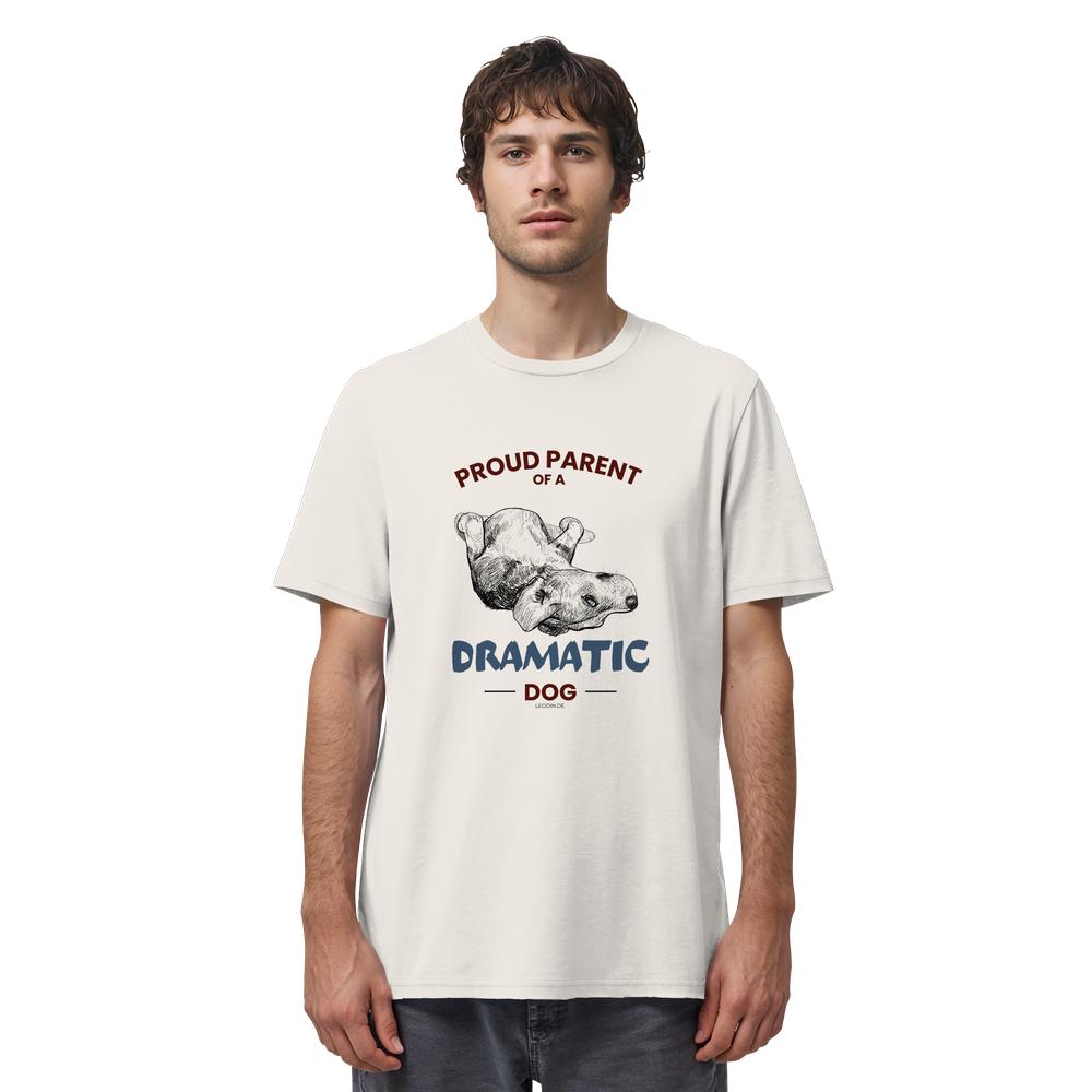 Cremeweißes Dramatic Dog Hunde Shirt als Herren Tragebild