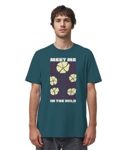 Mann trägt Wildnis Shirt Unisex in Petrolblau mit Meet Me in the Wild Motiv