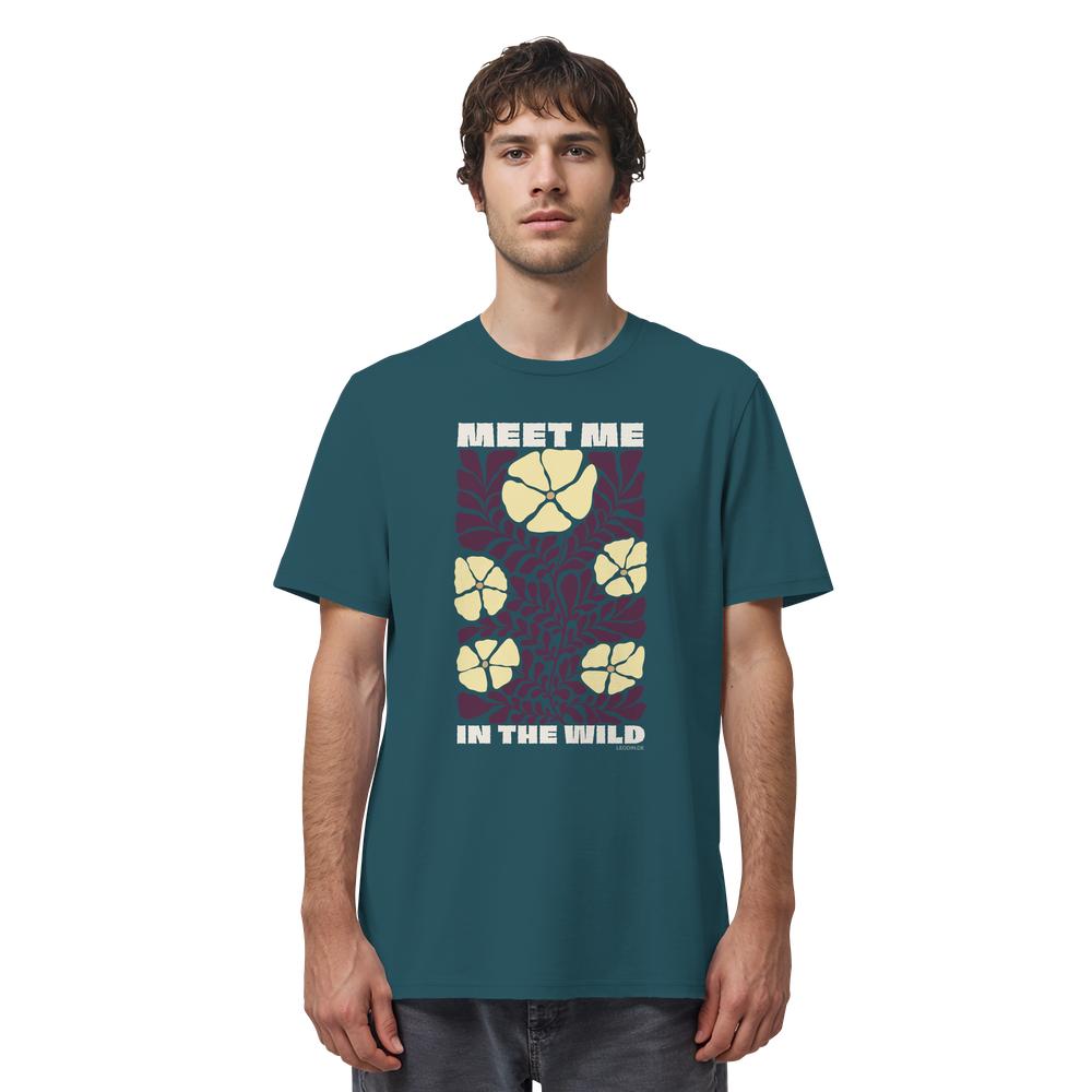 Mann trägt Wildnis Shirt Unisex in Petrolblau mit Meet Me in the Wild Motiv