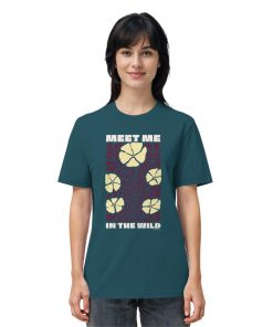 Frau trägt Wildnis Shirt Unisex in Petrolblau mit Meet Me in the Wild Print
