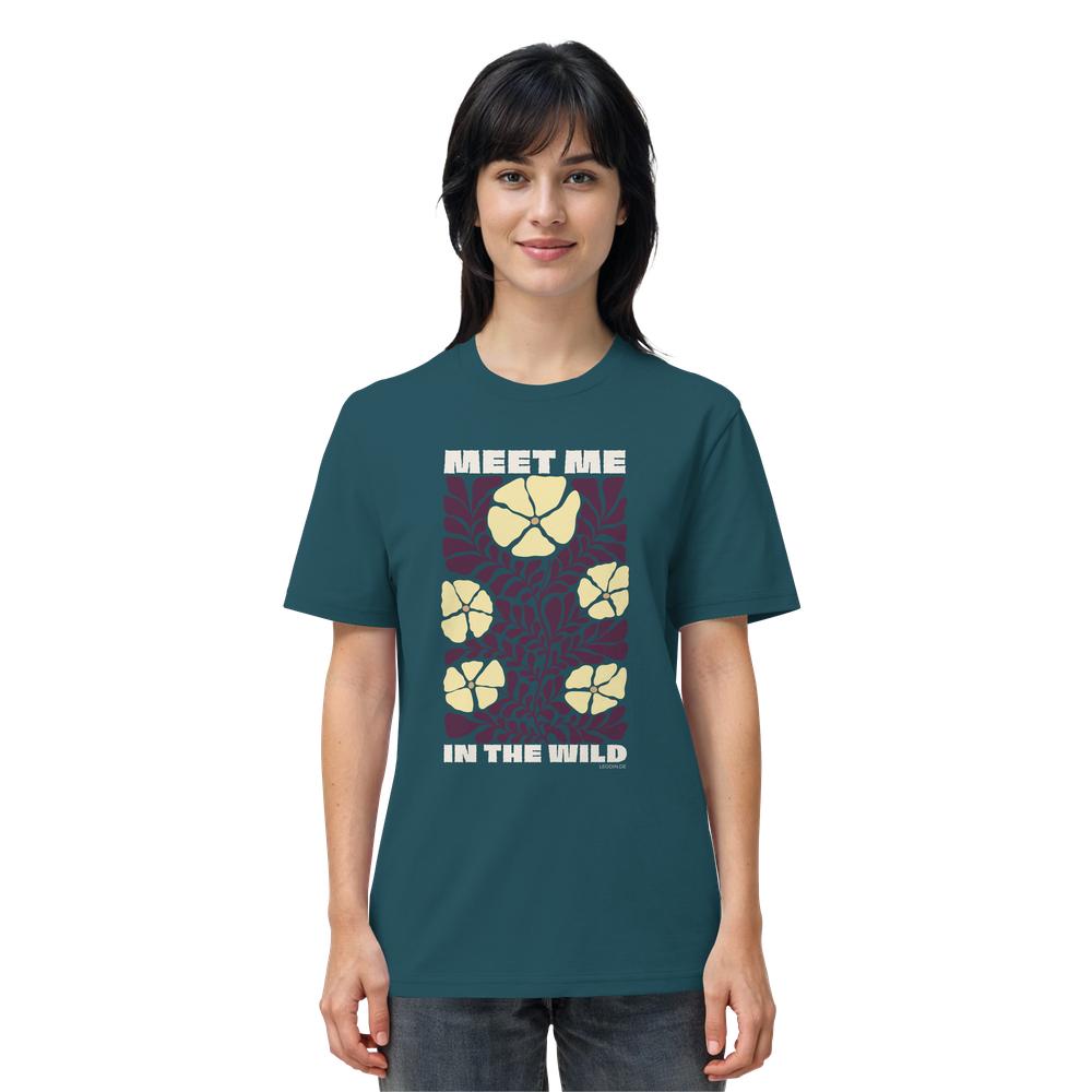 Frau trägt Wildnis Shirt Unisex in Petrolblau mit Meet Me in the Wild Print