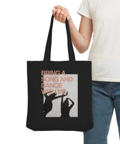 Frau trägt schwarze Bring a Song and Dance with Me Tote Bag