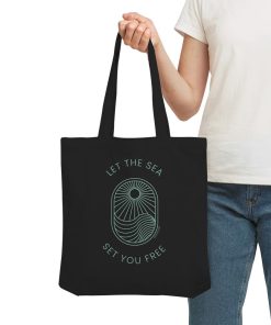 Frau trägt schwarze Meer Tote Bag mit Wellenmotiv