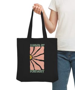 Frau trägt schwarze Raised by Sunlight Tote Bag