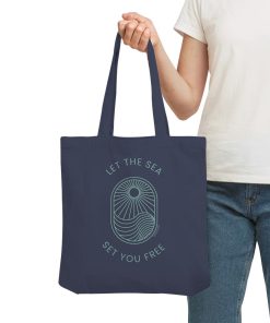 Frau trägt dunkelblaue Meer Tote Bag mit Wellenmotiv