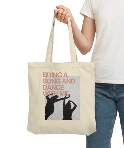 Frau trägt naturfarbene Bring a Song and Dance with Me Tote Bag