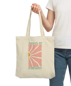 Frau trägt naturfarbene Raised by Sunlight Tote Bag
