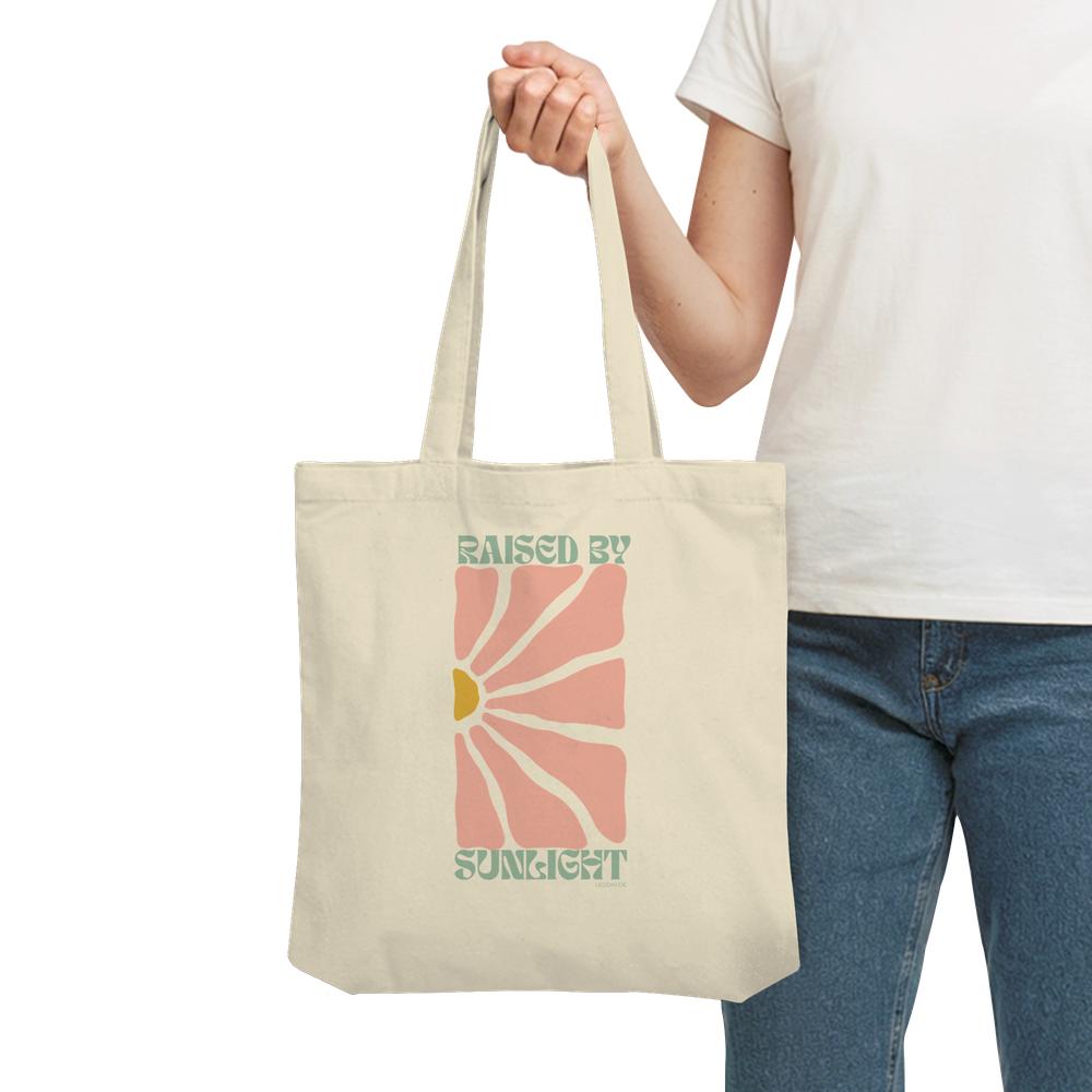 Frau trägt naturfarbene Raised by Sunlight Tote Bag