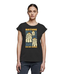 Frau trägt schwarzes Nature on my Mind Shirt