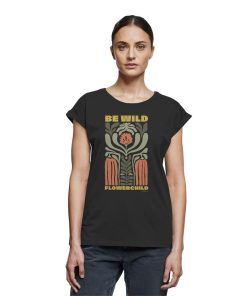 Frau trägt schwarzes Flowerchild Shirt