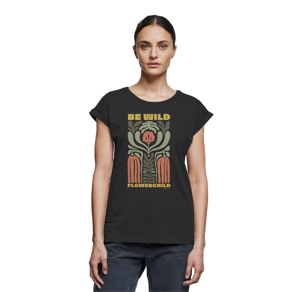 Frau trägt schwarzes Flowerchild Shirt