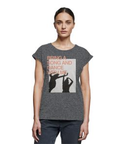 Frau trägt charcoalfarbenes Dance Shirt
