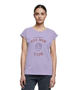 Lilac Hundemama Shirt mit Dog Mum Club Print als Tragebild