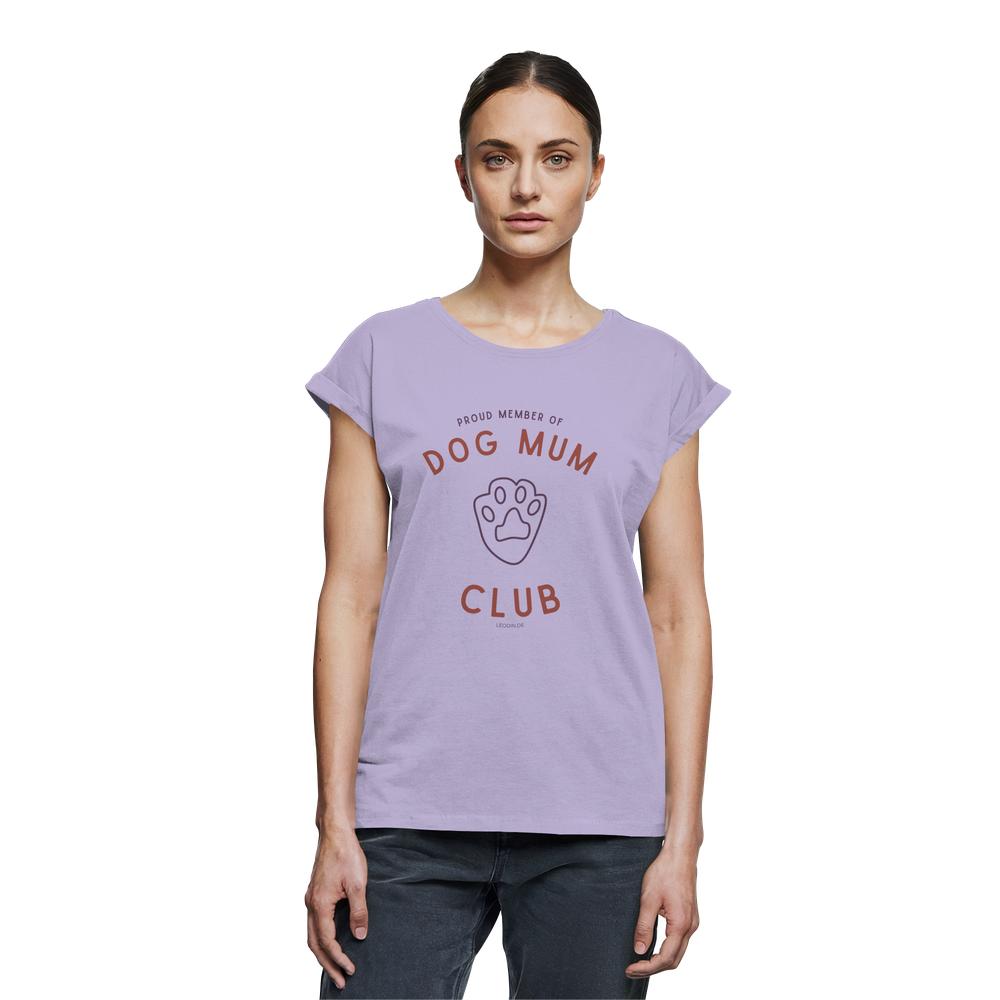 Lilac Hundemama Shirt mit Dog Mum Club Print als Tragebild