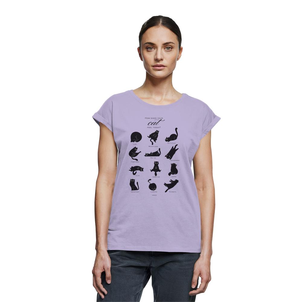 Frau trägt lavendelfarbenes Katzen T-Shirt „Catmoods“ mit schwarzem Print