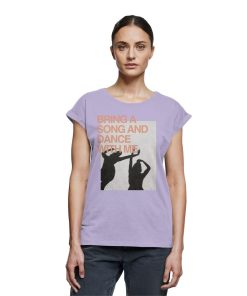 Frau trägt lilafarbenes Dance Shirt mit Statement Motiv