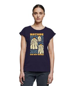 Frau trägt marineblaues Nature on my Mind Shirt