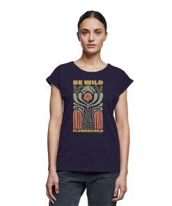 Frau trägt navyblaues Be Wild Flowerchild Shirt