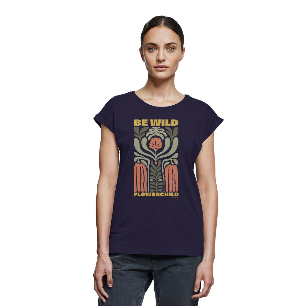 Frau trägt navyblaues Be Wild Flowerchild Shirt