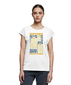 Frau trägt weißes Nature on my Mind Shirt
