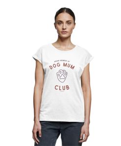 Weißes Hundemama Shirt mit Dog Mum Club Print als Tragebild