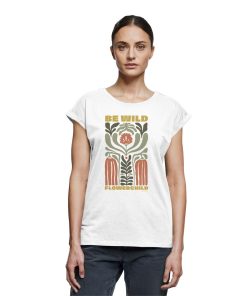 Frau trägt weißes Be Wild Flowerchild Shirt
